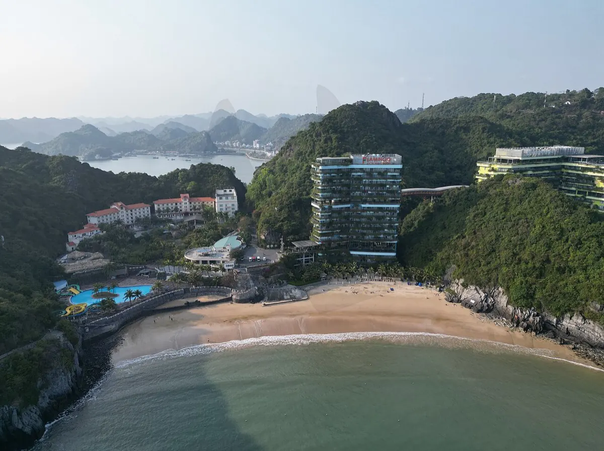 Bãi Cát Cò 1 nhìn từ trên cao với bãi cát vàng và đồi núi xung quanh