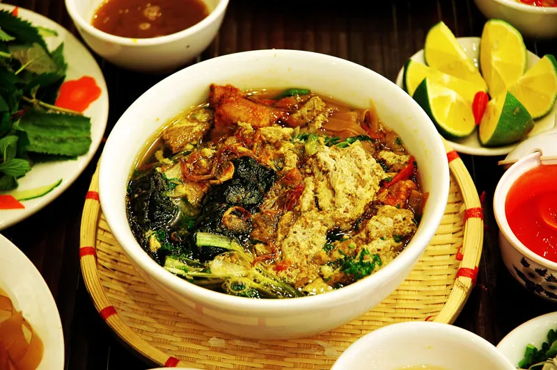 Bát bánh đa cua Hải Phòng với chả lá lốt, rau và đĩa chanh ớt