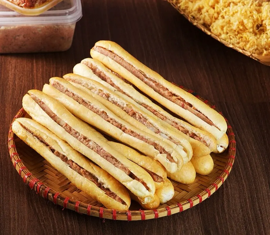 Những ổ bánh mì que nhân pate xếp trên mẹt tre