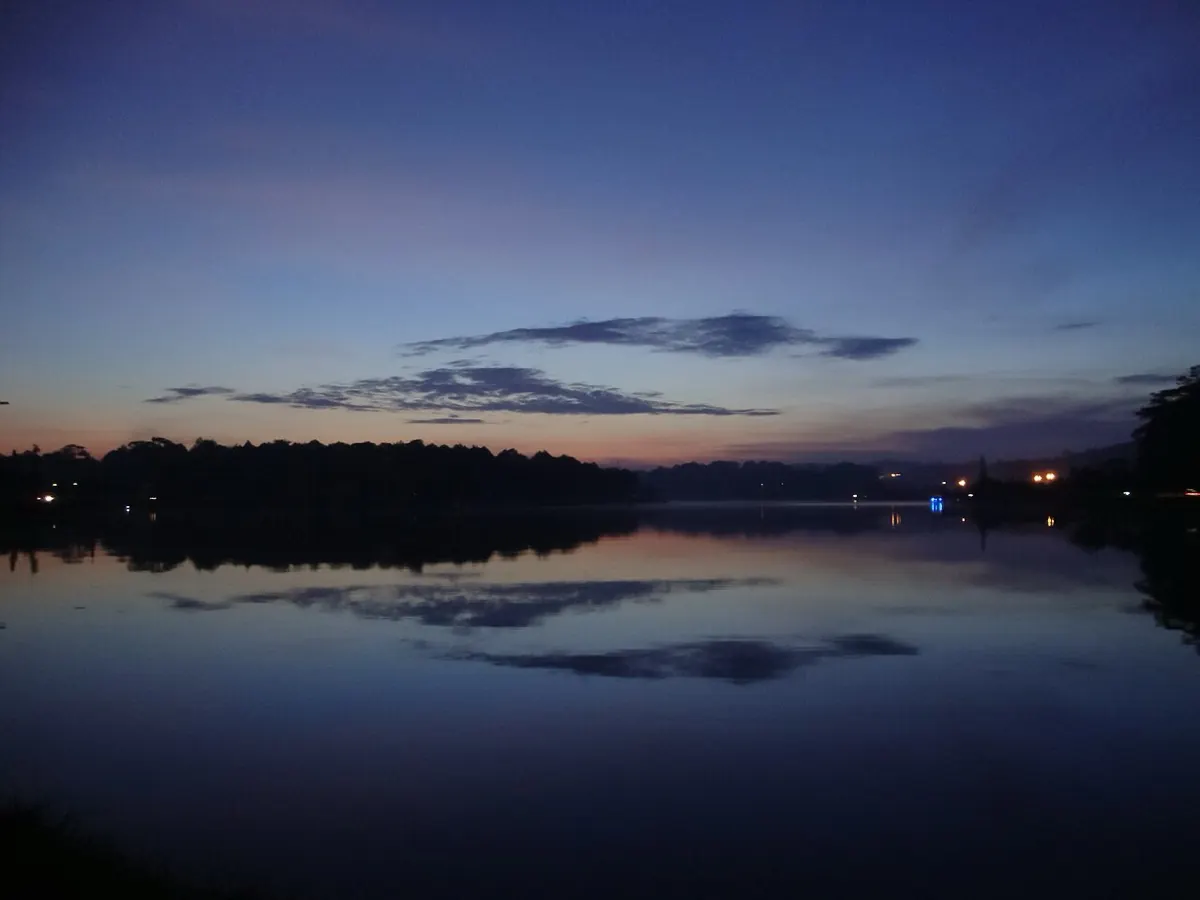 Mặt hồ Xuân Hương phản chiếu bầu trời lúc chạng vạng