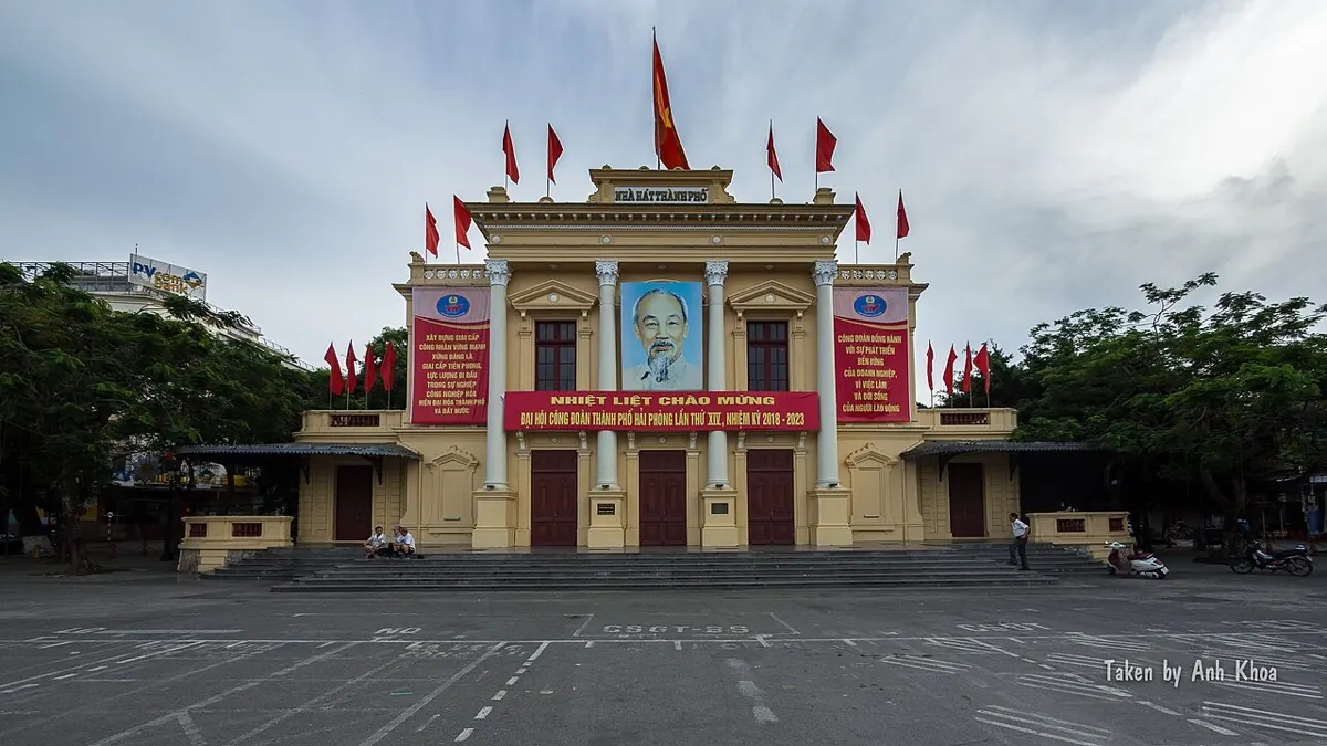 Mặt tiền Nhà hát Lớn Hải Phòng với hàng cột kiến trúc Pháp