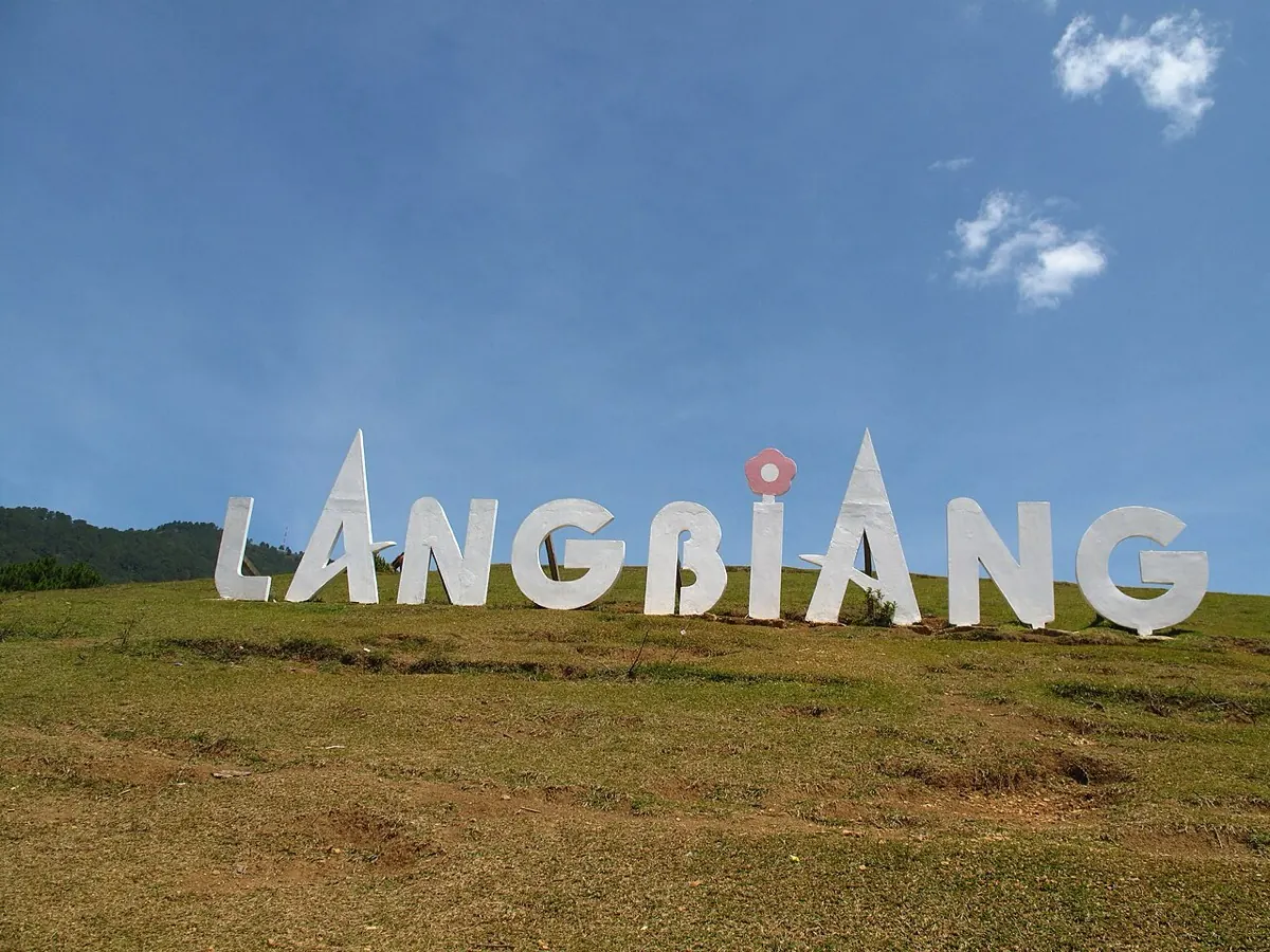 Dòng chữ LangBiang trắng trên đồi cỏ dưới chân núi