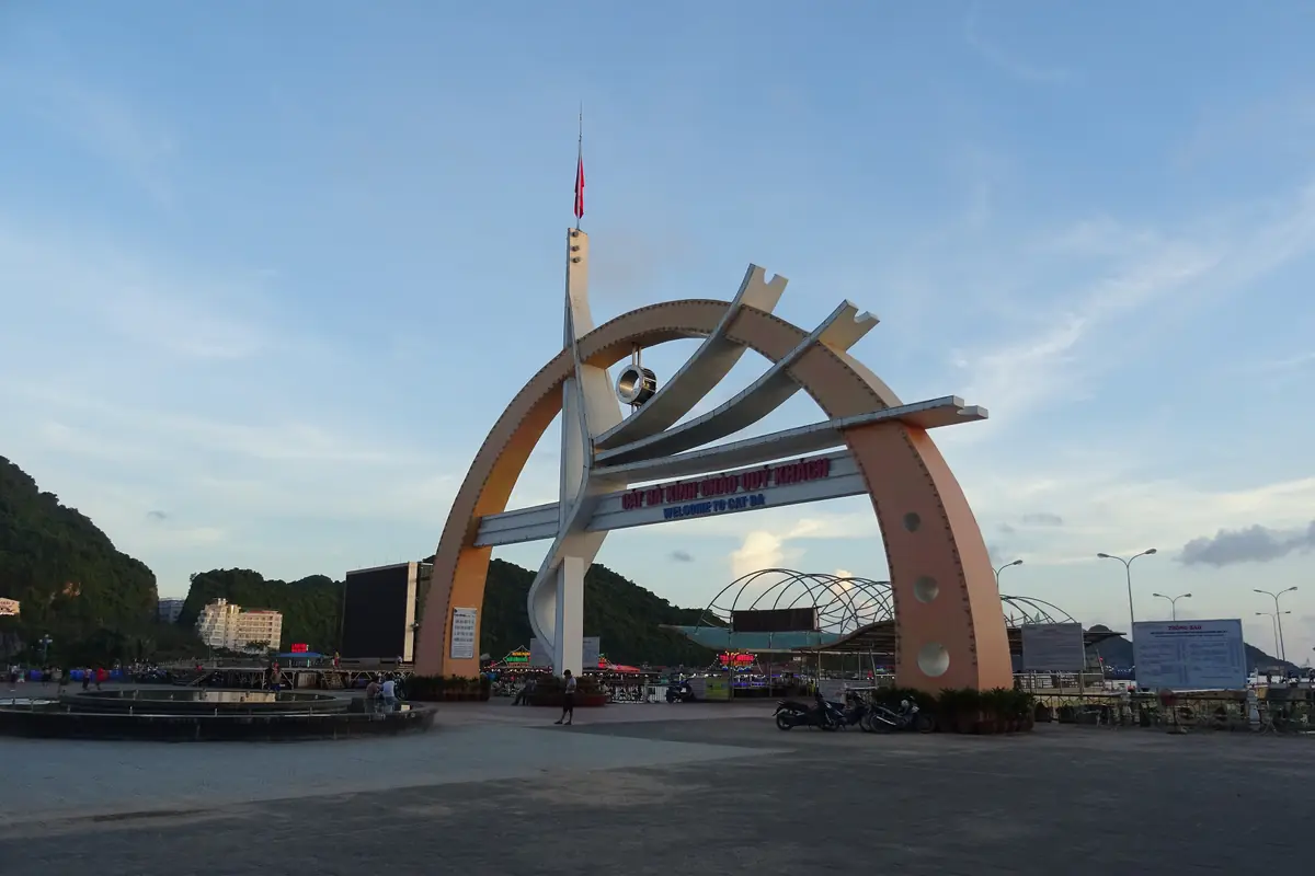 Quảng trường bên bến cảng thị trấn Cát Bà, chiều tháng 8/2018