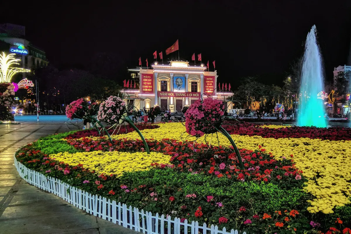 Nhà hát thành phố Hải Phòng lên đèn, vườn hoa trước quảng trường trung tâm, mùa xuân 2019