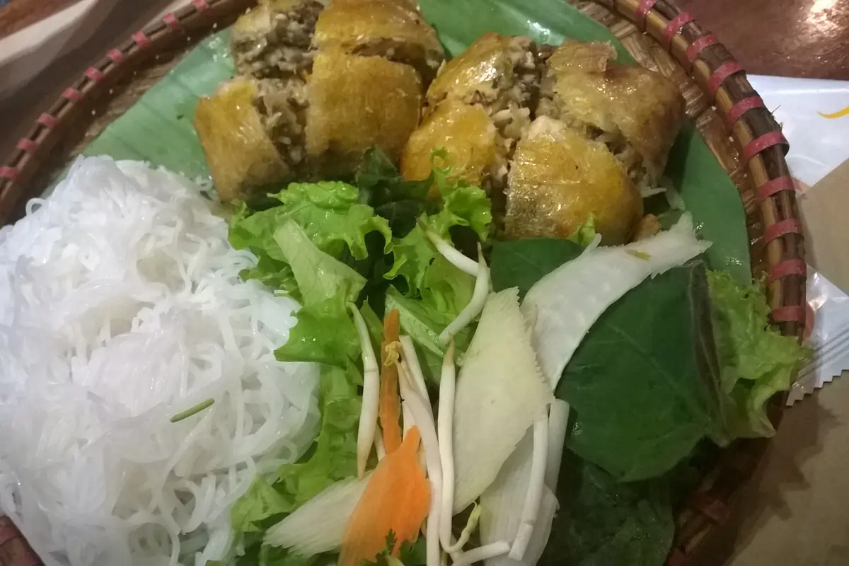 Đĩa nem vuông chiên vàng ăn kèm bún và rau sống ở một nhà hàng Hải Phòng