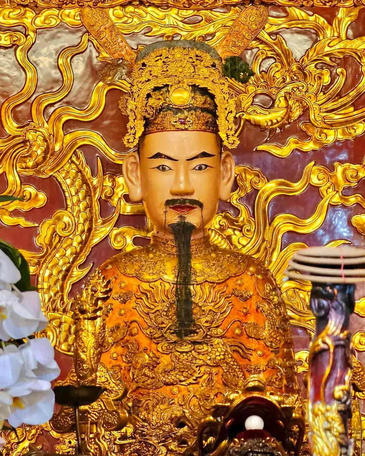 Bronze statue of Tran Hung Dao inside Kiep Bac temple