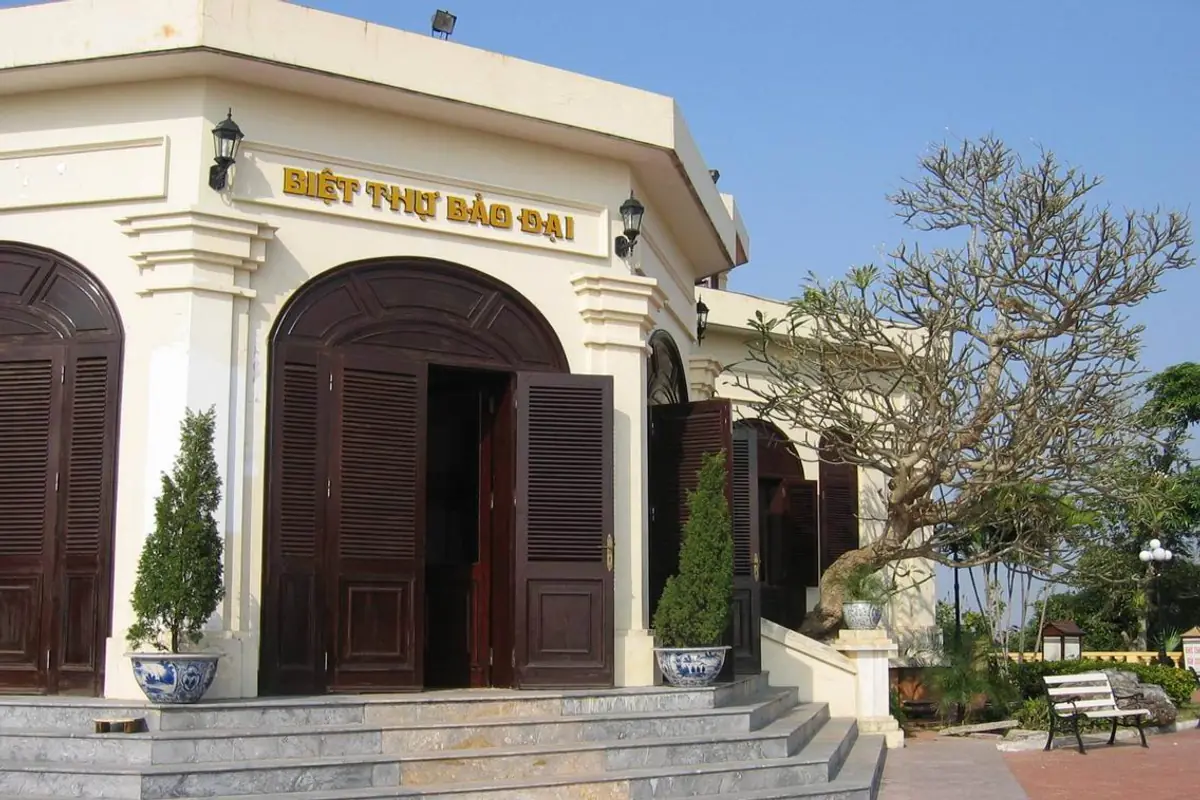 Entrance of the Bao Dai villa in Do Son with its name sign and stone steps, 2007