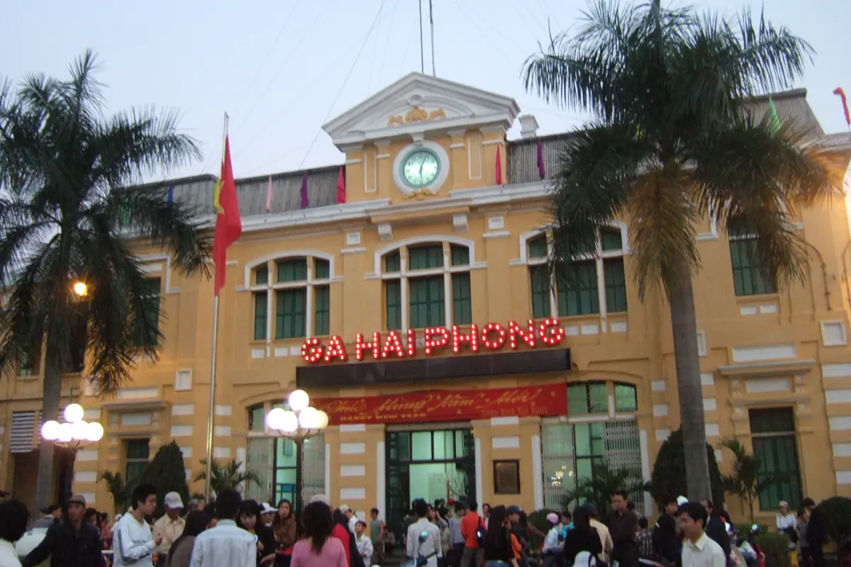 Mặt tiền ga Hải Phòng với hàng cọ và tháp đồng hồ lúc chiều tối
