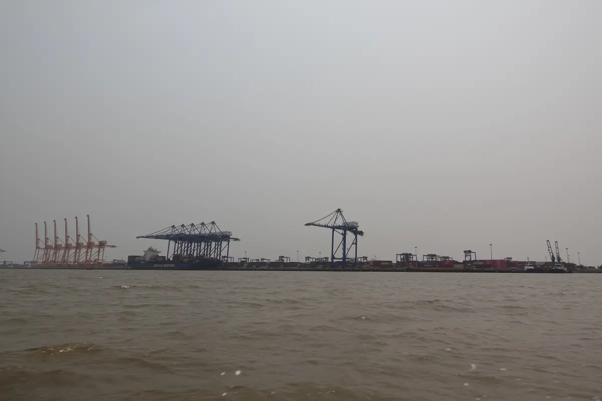 Cần cẩu cảng container Lạch Huyện nhìn từ bến phà Đồng Bài, tháng 4/2026