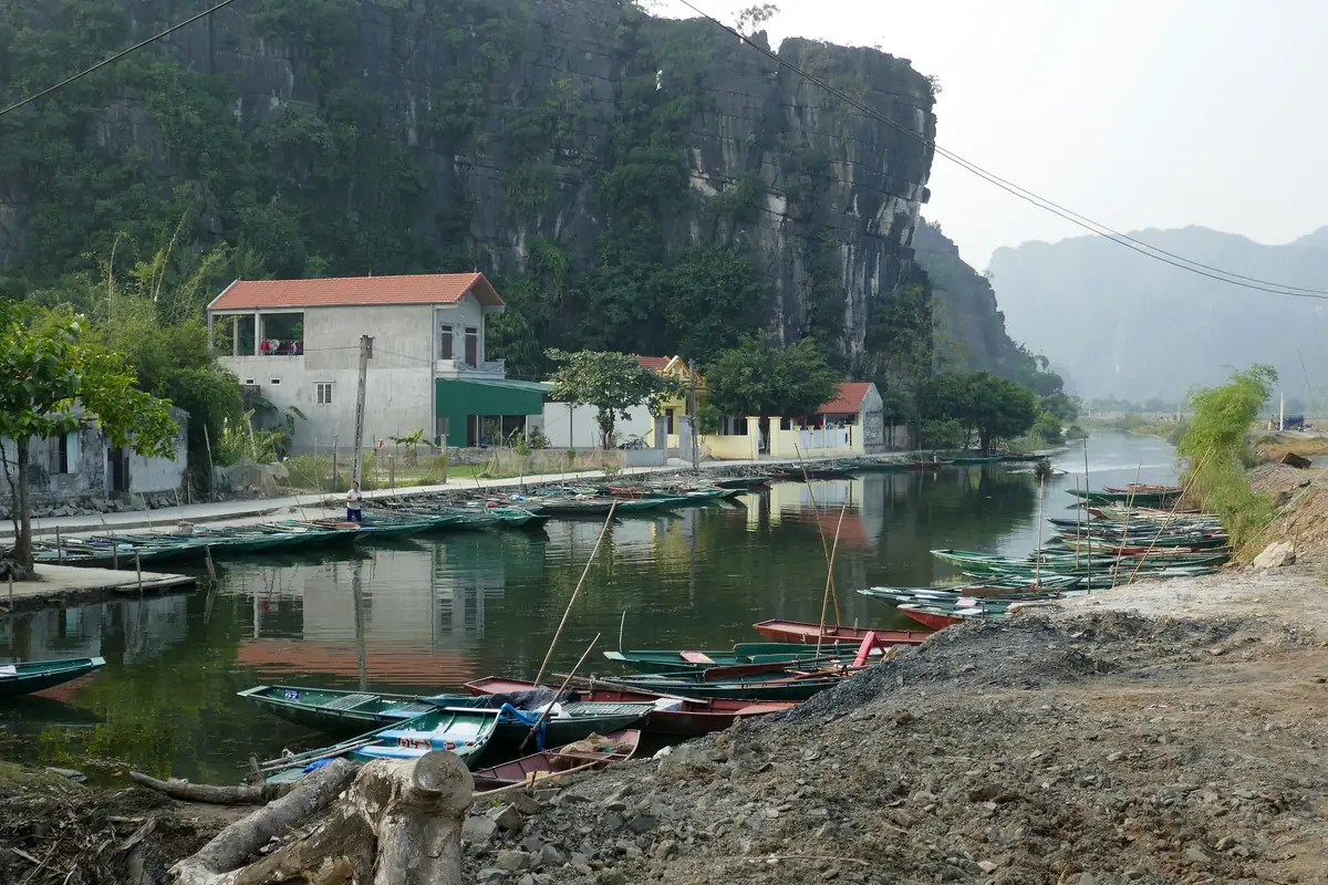Thuyền chở khách đậu ở bến Tam Cốc, Ninh Bình, dưới vách núi đá vôi