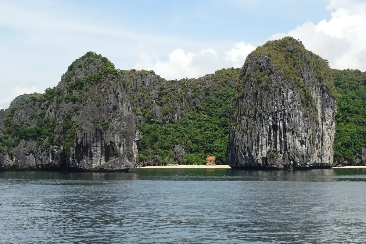 Bãi cát nhỏ dưới chân hai khối núi đá vôi trên vịnh Lan Hạ, tháng 8/2018