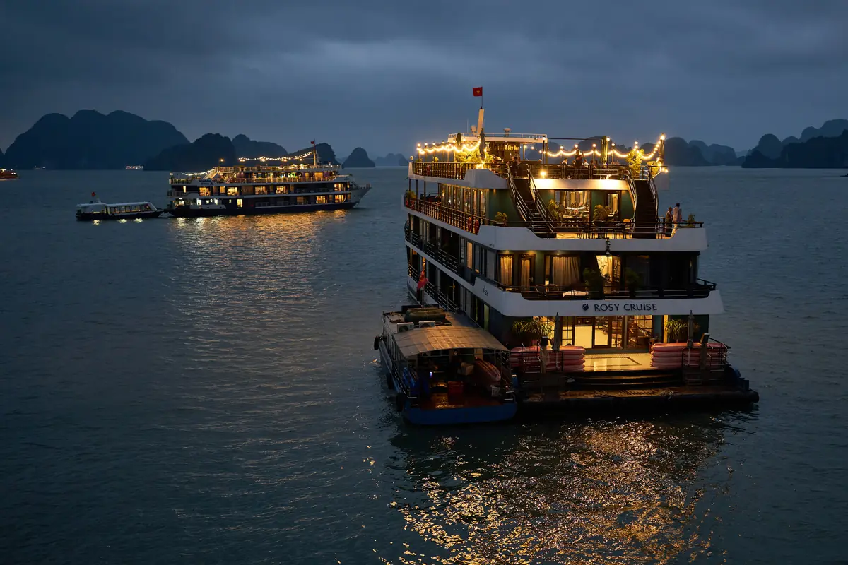 Du thuyền ngủ đêm lên đèn trên vịnh Lan Hạ khi trời tối dần, tháng 11/2023