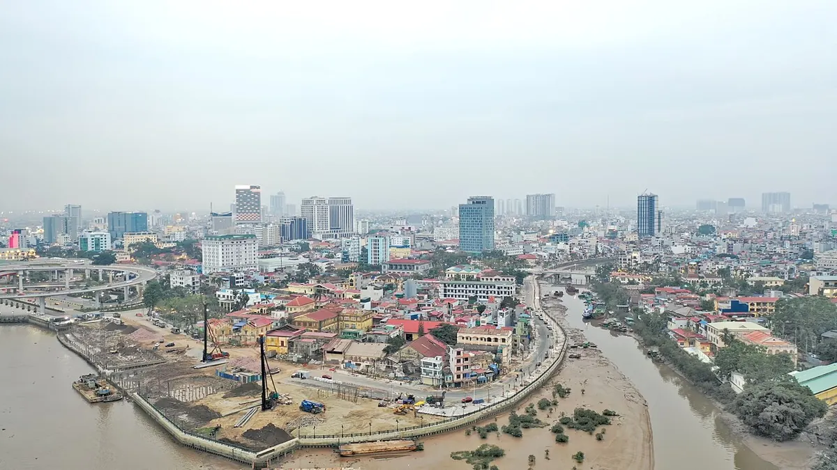 Toàn cảnh một góc nội thành Hải Phòng ven sông nhìn từ trên cao